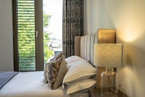 2 bedrooms, iron/ironing board, Internet - A premium stay that sleeps 5 guests  in 2 bedrooms (York)