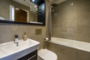 Combined shower/bathtub, hair dryer, towels - A premium stay that sleeps 5 guests  in 2 bedrooms (York)