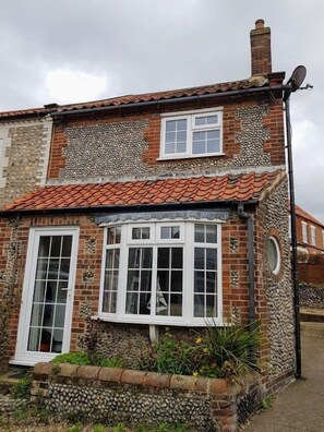 Exterior - Compass Rose Cottage -  a cottage that sleeps 6 guests  in 3 bedrooms (Sheringham)