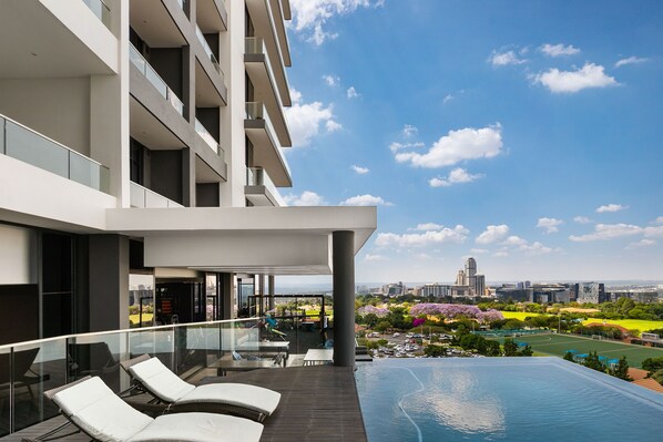 Una piscina al aire libre