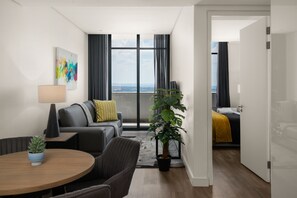 Appartement classique | Aire de séjour | Téléviseur à écran plat de 40 po avec télévision par satellite
