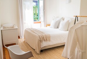 2 slaapkamers, geluiddichte muren, een strijkplank/strijkijzer