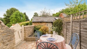 Outdoor dining - Vine Cottage, Charlbury - sleeps 2 guests  in 2 bedrooms (Charlbury)