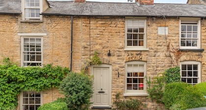 Vine Cottage, Charlbury - sleeps 2 guests in 2 bedrooms