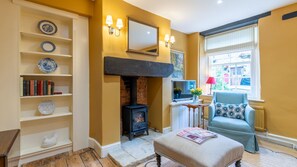 TV, fireplace - Vine Cottage, Charlbury - sleeps 2 guests  in 2 bedrooms (Charlbury)