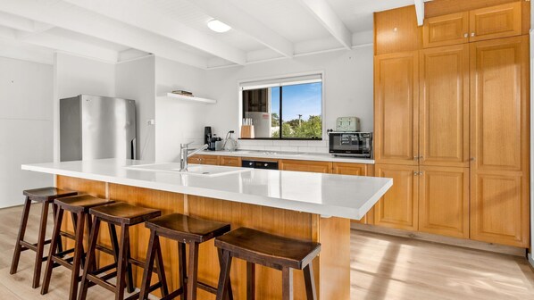 Jääkaappi, mikroaaltouuni, uuni, liesi