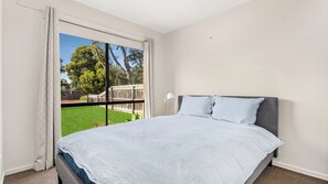 5 chambres, fer et planche à repasser, lit de bébé portatif