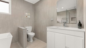 Baignoire, séchoir à cheveux