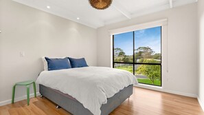 5 makuuhuonetta, silitysrauta/-lauta, vauvan matkasänky, internet