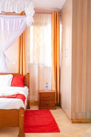 Cortinas blackout, tabla de planchar con plancha y wifi gratis