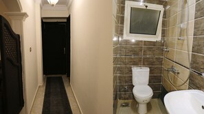 Apartamento | Banheiro | Chuveiro, toalhas de banho, sabonete, shampoo