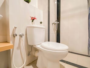 Apartment | Bathroom | Shower, free toiletries, towels