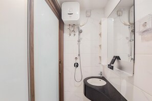 Dusche, kostenlose Toilettenartikel, Handtücher, Shampoo