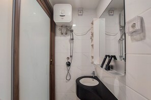 Apartment | Badezimmer | Dusche, kostenlose Toilettenartikel, Handtücher
