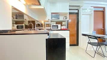 Fridge, microwave, stovetop, electric kettle