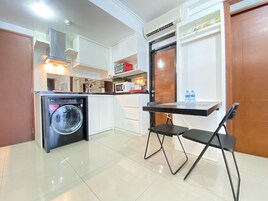 Fridge, microwave, stovetop, electric kettle