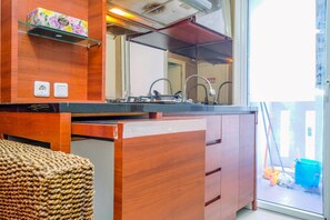 冰箱、炉灶、厨具/餐具、餐桌