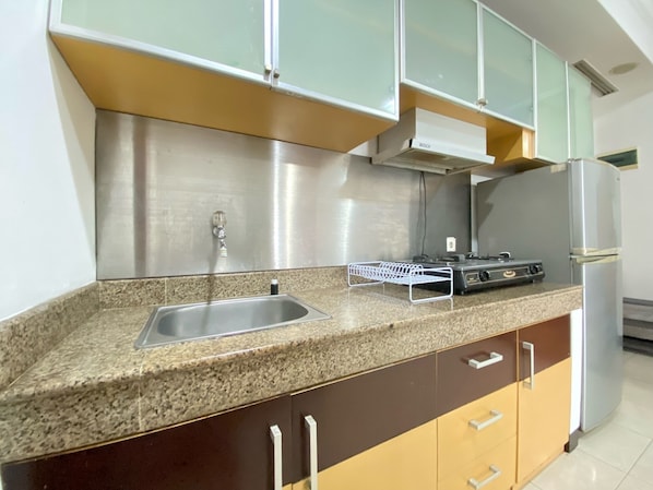 Fridge, stovetop, cookware/dishes/utensils, dining tables