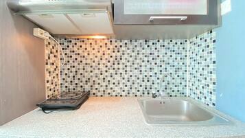 Lemari es, kompor, peralatan masak/sendok-piring, dan meja makan