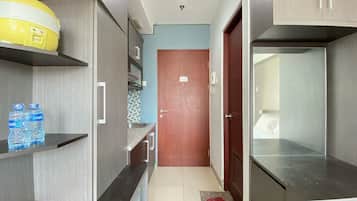 Lemari es, kompor, peralatan masak/sendok-piring, dan meja makan