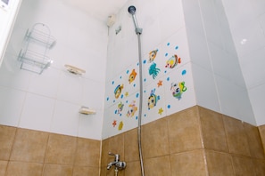 Shower, free toiletries, towels - Spacious And Comfy 1Br At Green Pramuka City Apartment (Jakarta)