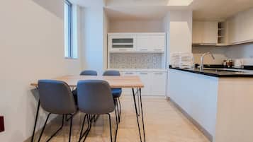 Fridge, stovetop, electric kettle, cookware/dishes/utensils