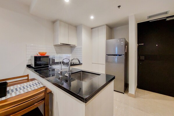 Apartment | Private kitchen | Fridge, microwave, stovetop, rice cooker - A Luxury 1BR Bali Style Apartment at Branz BSD City (Pagedangan)