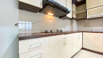 Geladeira, cooktop, talheres/pratos/utensílios de cozinha