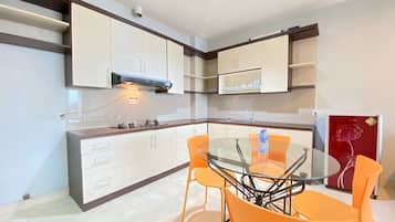 Geladeira, cooktop, talheres/pratos/utensílios de cozinha