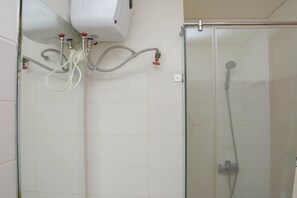Dusch, gratis toalettartiklar och handdukar