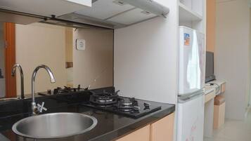 Geladeira, cooktop, talheres/pratos/utensílios de cozinha