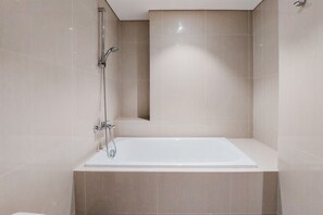 Shower, free toiletries, towels - Nice And Spacious 2Br With Extra Room At Branz Bsd City Apartment (Pagedangan)