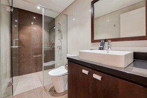 Shower, free toiletries, towels