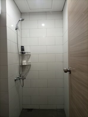 Shower, free toiletries, towels