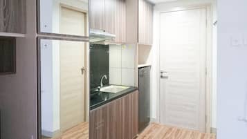 Fridge, stovetop, cookware/dishes/utensils, dining tables