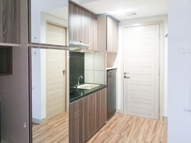 Refrigerador, placa de cocina, utensilios de cocina, mesa de comedor