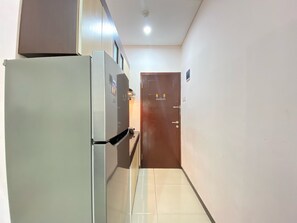 TV - Cozy Living Studio At Gateway Pasteur Apartment (Cimahi)