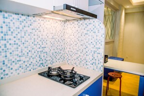 Kühlschrank, Herdplatte, Kochgeschirr/Geschirr/Besteck, Esstisch