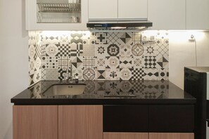 Kühlschrank, Herdplatte, Kochgeschirr/Geschirr/Besteck, Esstisch