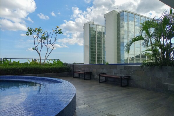Pool - Comfy And Easy Access 2Br Apartment At Tanglin Supermall Mansion (Surabaya)