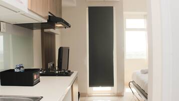 Kjøleskap, kokeplater, kjøkkenutstyr og spisebord