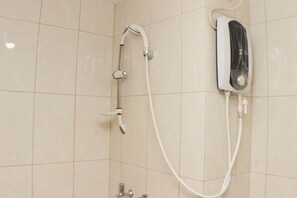 Chuveiro, produtos de toalete grátis, toalhas de banho 
