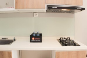 Geladeira, cooktop, talheres/pratos/utensílios de cozinha