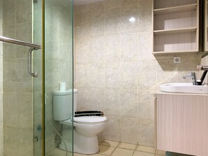 Shower, free toiletries, towels - Cozy Studio At Tamansari The Hive Apartment (Jakarta)
