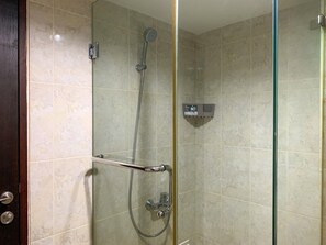 Dusche, kostenlose Toilettenartikel, Handtücher