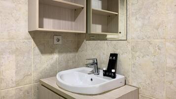 Ducha, artículos de tocador gratuitos, toallas