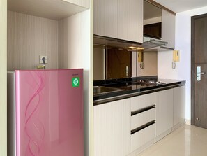 ตู้เย็น, เตาประกอบอาหาร, เครื่องครัว/จาน/ช้อนส้อม, โต๊ะรับประทานอาหาร