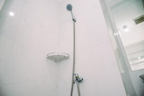 Een douche, gratis toiletartikelen, handdoeken