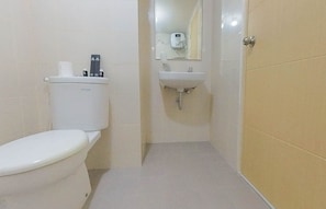 Shower, free toiletries, towels - Comfort And Warm Studio Room At Amethyst Kemayoran Apartment (Jakarta)