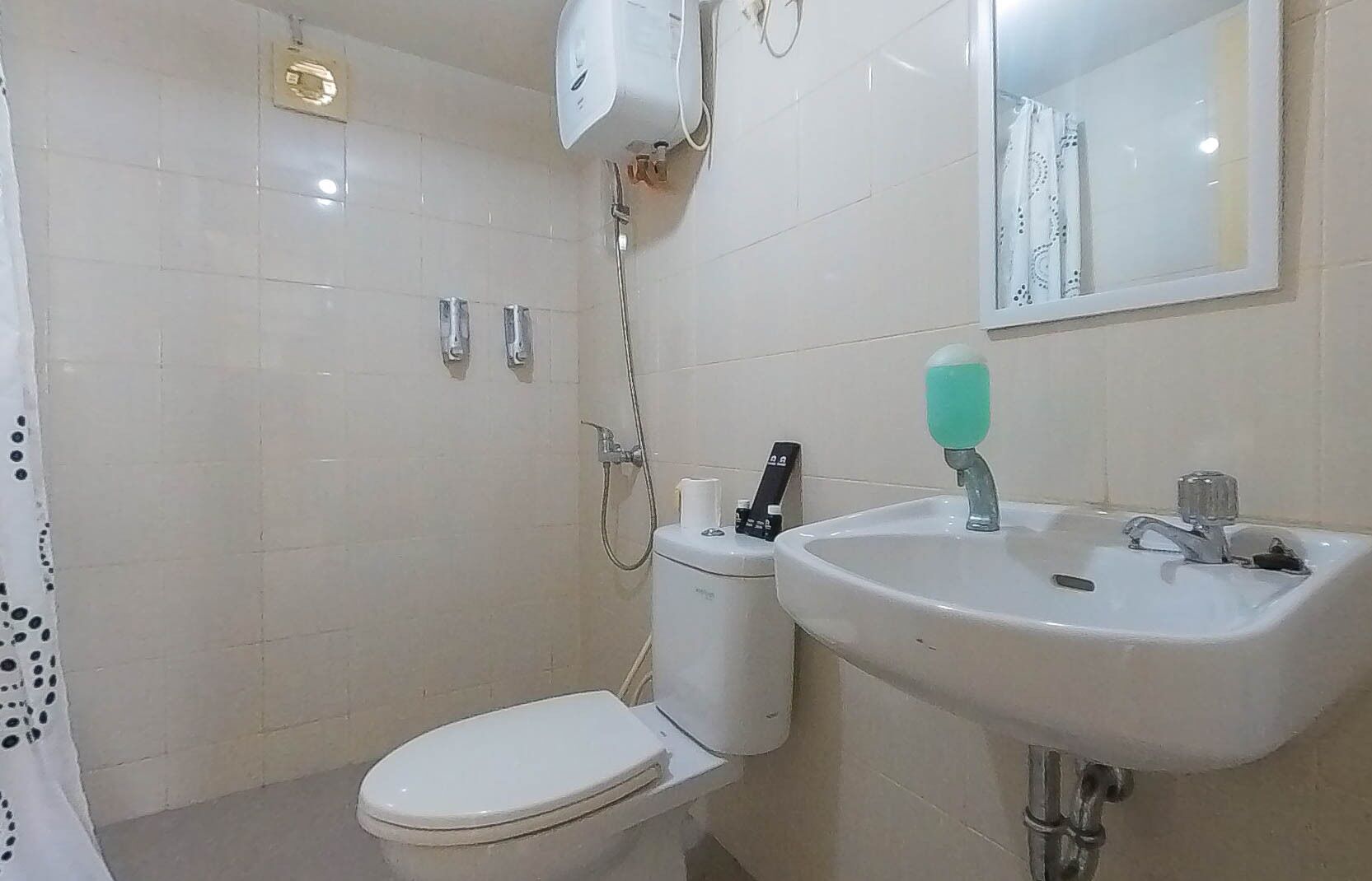 Shower, free toiletries, towels